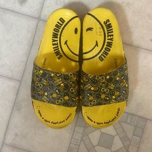 SmileyWorld Croc Slides